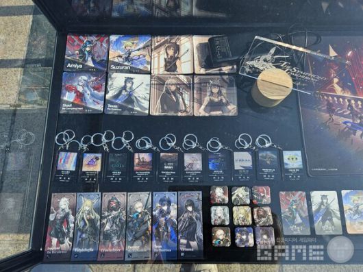 일부 오케스트라 굿즈들은 요스타 온라인 샵에서 판매될 예정이다 / 게임와이 촬영