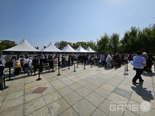 평화의 전당에 도착하자마자 볼 수 있었던 것은 굿즈를 사기 위한 어마어마한 대기열이었다 / 게임와이 촬영