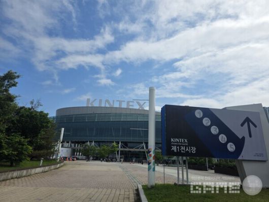 전시장 바로 앞까지 갔는데도 줄이 보이지 않는다