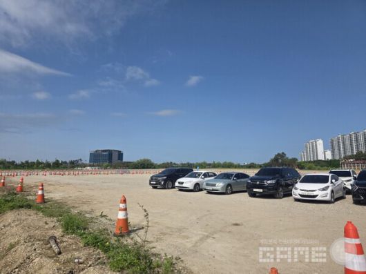 황량한 플레이엑스포 임시 주차장