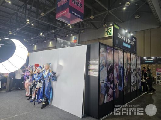 플레이엑스포에서 포즈를 취하고 있는 팀 에이크라운 /게임와이 촬영