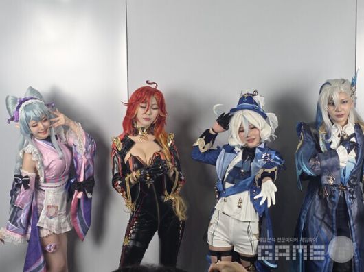 플레이엑스포에서 포즈를 취하고 있는 팀 에이크라운 /게임와이 촬영