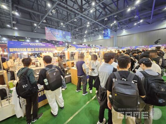 야시장 자체에 사람이 많이 방문한 만큼 북적북적한 모습 / 게임와이 촬영