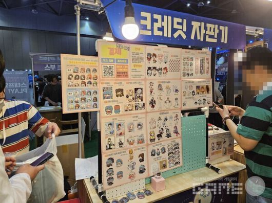 기자가 방문했을때 가장 인기가 좋았던 부스는 찐앙카가 있던 크레딧 자판기 부스 / 게임와이 촬영