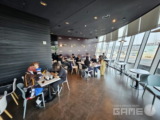 많은 이용자들이 카페에 방문해 이벤트를 즐기고 있었다 / 게임와이 촬영