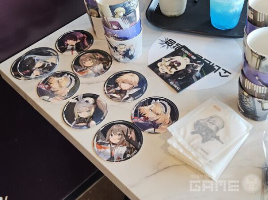 올 컬렉을 위해 한 이용자는 다른 이용자들과 굿즈를 교환하는 모습을 보였다 / 게임와이 촬영