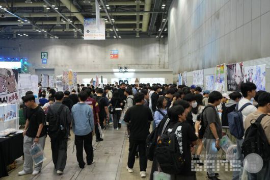 인기있는 작가들이 참여하다보니 2차 창작 부스에도 많은 사람이 모였다 / 게임와이 촬영