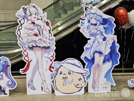 입구에 있던 등신대. 2차 창작 작가들이 만든겁니다! / 게임와이 촬영