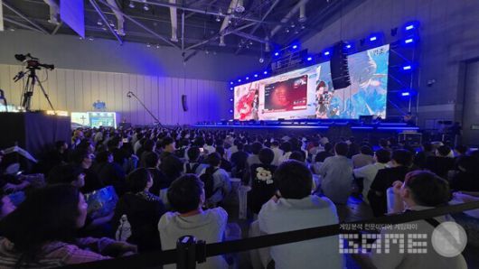 무대에서 진행되는 프리뷰 상영회를 보고 있는 이용자들의 모습 / 게임와이 촬영