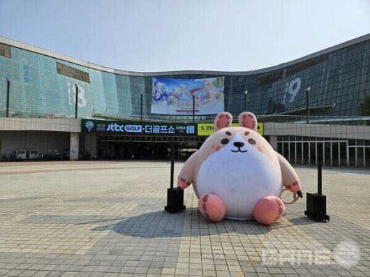 제 2 전시장 근처만 가도 명조 페스티벌이 열리고 있는 것을 확인할 수 있다 / 게임와이 촬영