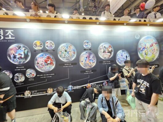 명조의 1년간의 로드맵. 업데이트도 많았지만 한국 이용자들을 위해 오프라인 이벤트도 거의 쉬지않고 진행했다 / 게임와이 촬영