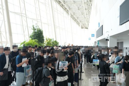 입장 첫 타임에는 당연하게도 대기열이 가득하다 / 게임와이 촬영