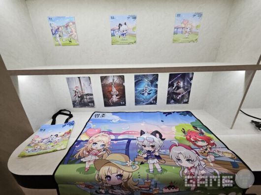 명조 1주년 기념 굿즈의 모습.  이 밖에도 다양한 굿즈를 현장에 마련되어 있었다 / 게임와이 촬영