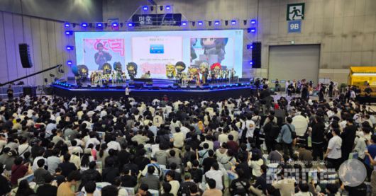 1일차에는 꽤 늦게까지 행사가 진행됐는데, 현장에 방문한 이용자들은 끝까지 무대를 지켰다 / 게임와이 촬영