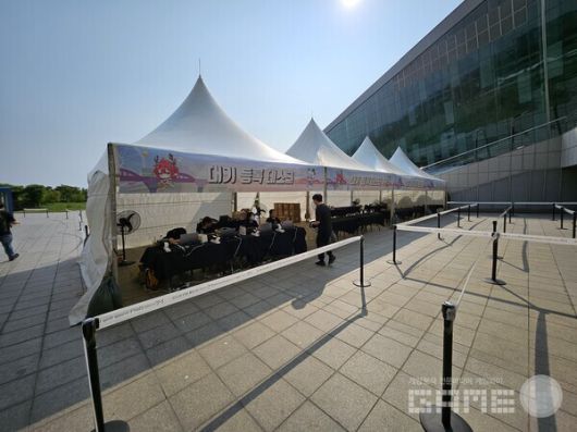 뒤쪽 스탠드에서 입장표와 팔찌를 받을 수 있다 / 게임와이 촬영