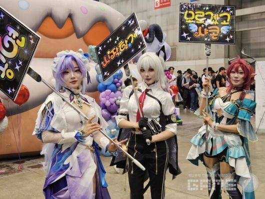 이런식으로 현장을 돌아다니며 이용자들과 사진을 찍거나 소통하기도 했다 / 게임와이 촬영