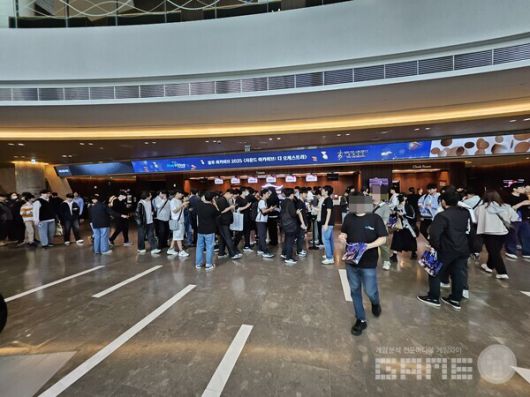 오케스트라가 시작되기 30분 전의 모습. 많은 사람들이 입장을 준비하고 있다 / 게임와이 촬영