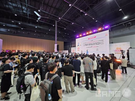 많은 이용자들이 무대 프로그램을 즐기는 모습 / 게임와이 촬영