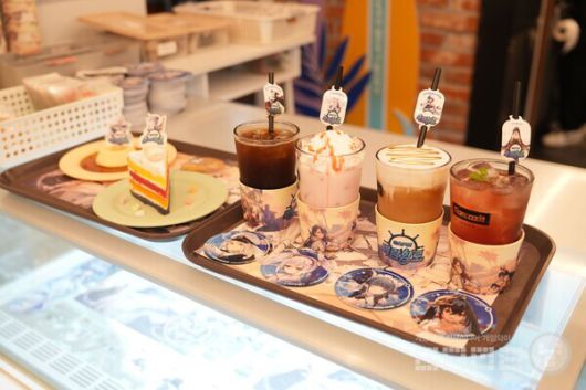 컬래버 메뉴 구매시 10종의 코스터와 스티커를 랜덤으로 받을 수 있다 / 게임와이 촬영