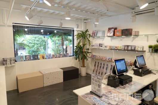 1층 내부에 마련된 굿즈존의 모습 / 게임와이 촬영