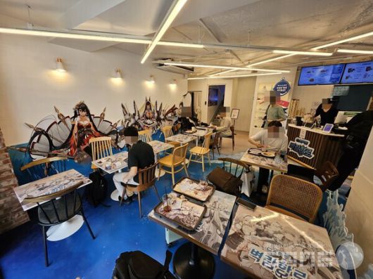 카페 내부 곳곳에 캐릭터 등신대와 일러스트가 전시되어 있었다 / 게임와이 촬영