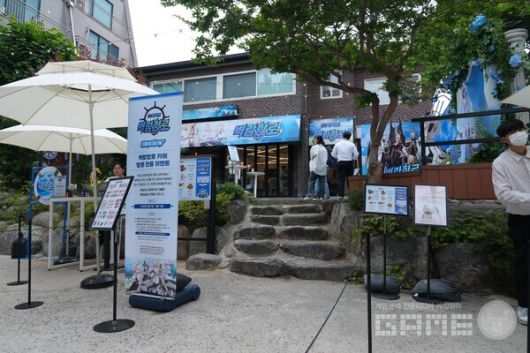 입구에서 카페가 어떻게 운영되는지 간단히 확인할 수 있다 / 게임와이 촬영