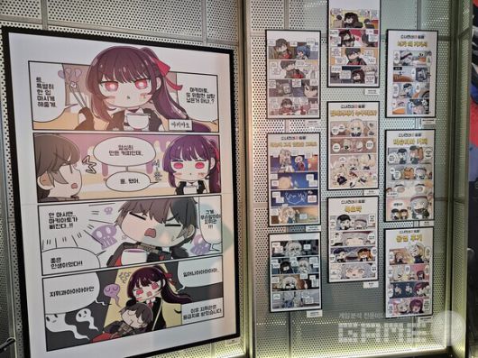 소녀전선 2의 인기 작가들의 만화도 전시되어 있었다 / 게임와이 촬영