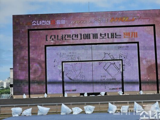 이용자들이 카페에 남기고 간 그림이 스크린을 통해 송출될 예정이다 / 게임와이 촬영