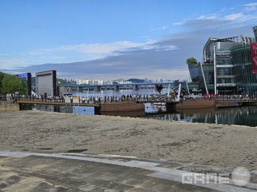 오전 9시 세빛둥둥섬 도착. 예상했던대로 다리를 넘을정도로 긴 대기열을 볼 수 있었다 / 게임와이 촬영