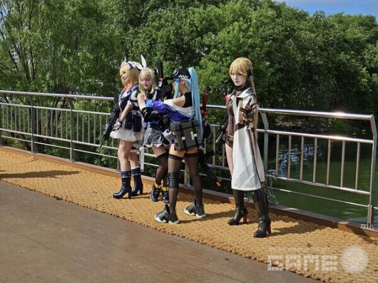 아침부터 기다리는 이용자들을 위해 코스어들이 짧은 포토 타임을 만들어줬다 / 게임와이 촬영