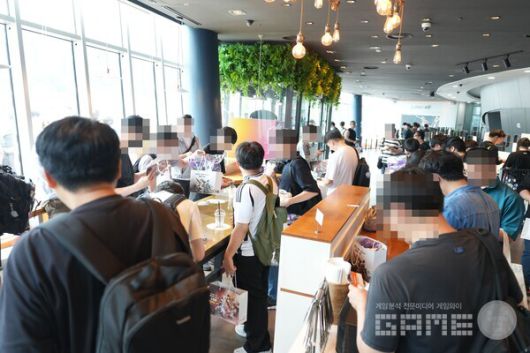 카페 내부에서도 오래 있을 수가 없어, 휴게 공간이 전반적으로 부족했다 / 게임와이 촬영