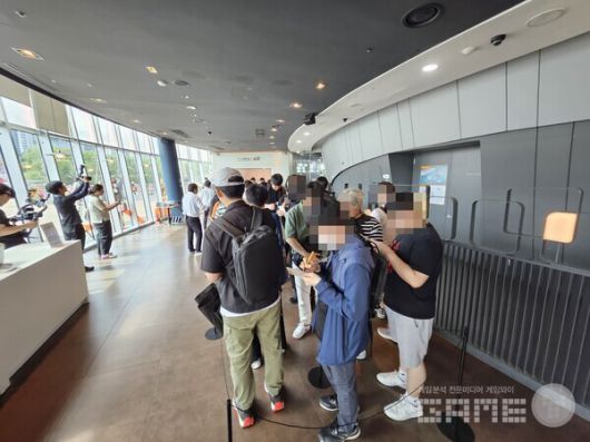 기다림끝에 입장한만큼 굿즈샵 인기는 뜨거웠다 / 게임와이 촬영
