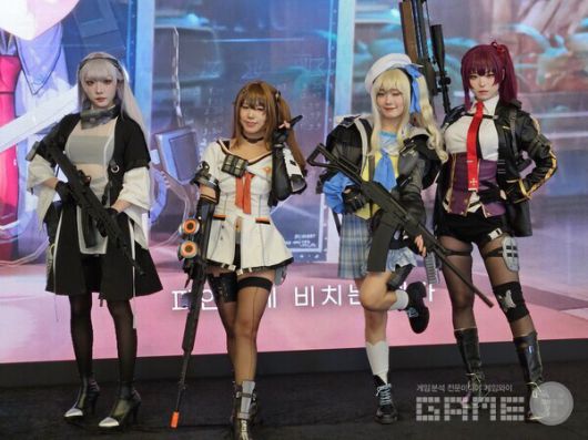 시간에 맞춰 중앙 무대에 코스어들이 방문해 포토 타임을 가졌다 / 게임와이 촬영