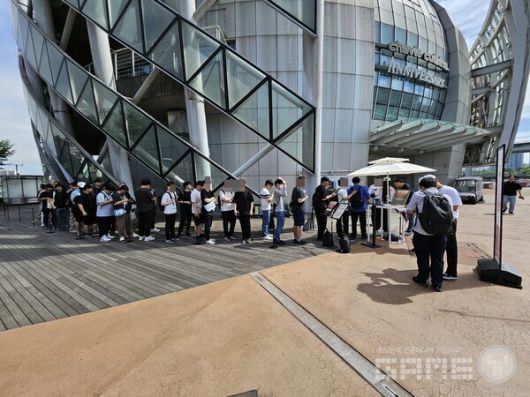 내부 인원수 유지를 위해 예약을 확인한 후 본부 내부로 입장시켰다 / 게임와이 촬영