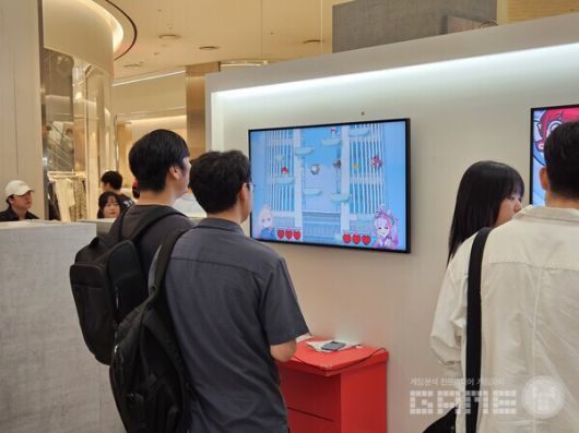 도트에다가 2P 플레이까지 가능하기에, 친구와 함께 방문한 이용자들에게 특히 좋은 평가를 받았다 / 게임와이 촬영