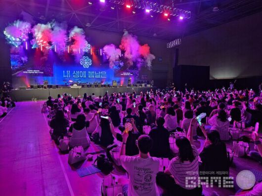 현장에서 이용자들의 가장 큰 호응을 이끌어낸 공연. 아마 민경훈 디렉터가 나와야 이길 수 있지 않을까 싶다 / 게임와이 촬영