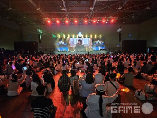 마비노기의 OST를 불러주는 배기성 가수의 모습 / 게임와이 촬영