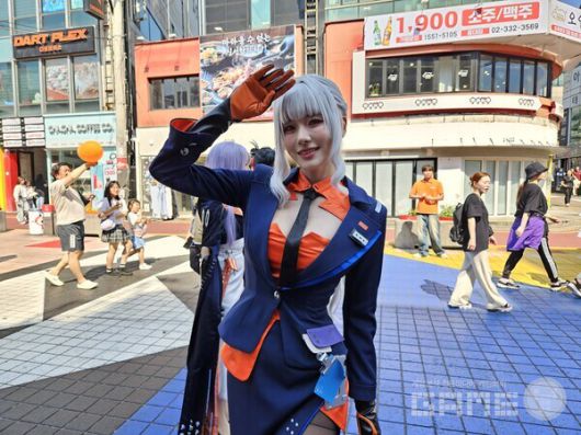 신월동행의 메이 캐릭터로 현장에 방문한 코스어 나리땽 / 게임와이 촬영