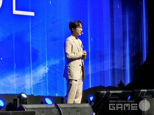 최동민 디렉터는 마비노기를 사랑해 준 이용자들을 위해 대규모 업데이트를 준비했다며 쇼케이스 발표를 시작했다 / 게임와이 촬영