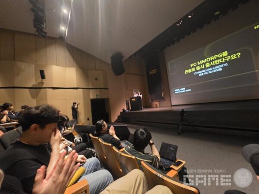 퍼스트스파크게임즈의 나태현씨와 이현희씨가 발표한 콘솔 UX 포스트모템 세션. 의외로 어려운 주제임에도 불구하고 넥슨 1994홀을 꽉 채운 참가자들 /게임와이 촬영