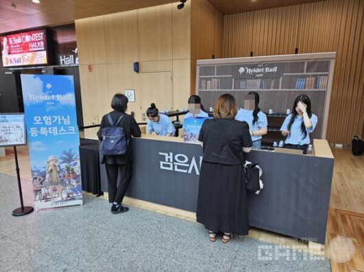 입구에서 예매를 확인한 후 팔찌 착용과 함께 입장하게 된다 / 게임와이 촬영