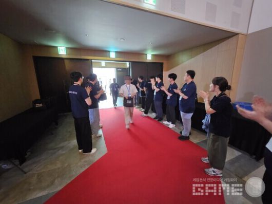 박수와 함께 행사장으로 입장! / 게임와이 촬영