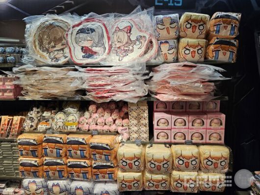 다양한 종류의 니케 쿠션들 / 게임와이 촬영