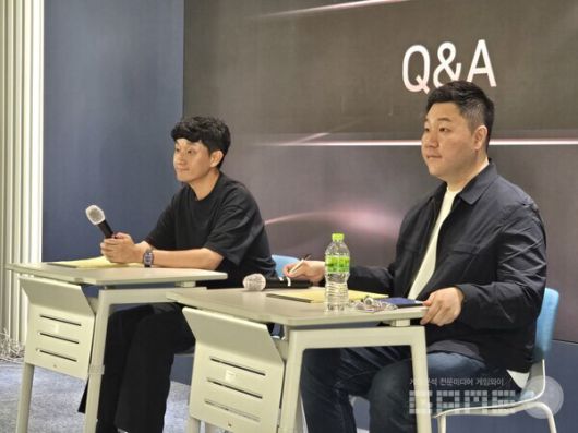 (왼쪽부터) 스마일게이트 메가포트 한재영 이사, 엔엑스쓰리게임즈 김효재 PD / 게임와이 촬영