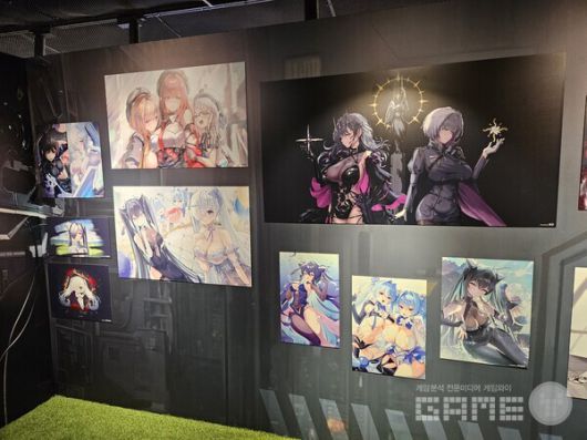 2차 창작 작가들의 그림으로 만들어진 전시존 / 게임와이 촬영