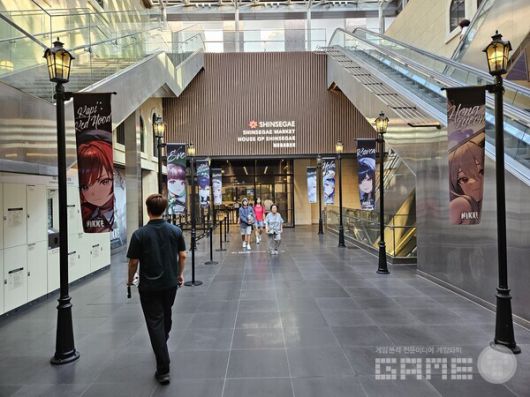 백화점 외부에도 대기를 할 수 있는 공간이 마련되어 있다 / 게임와이 촬영