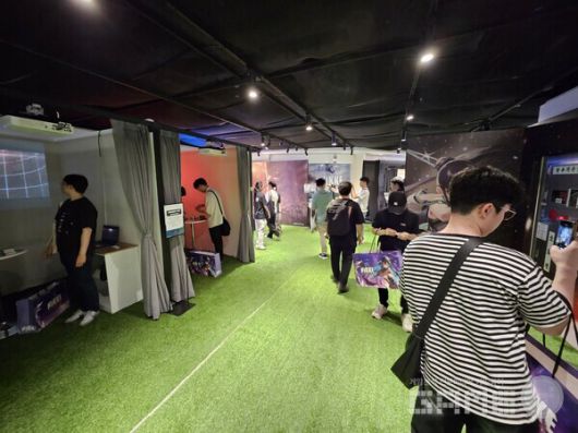 현장에 방문한 이용자들은 포토존에서 사진을 찍거나, 해당 공간에서 굿즈를 교환하기도 했다 / 게임와이 촬영