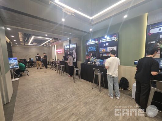 메인 강연장 오른쪽에는 인디게임사 부스들이 줄지어 있었다. 담당자들은 방문객에게 적극적으로 게임을 체험해보라 권했다.