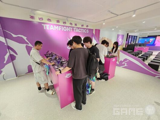 2층에서는 TFT 세트 15를 직접 플레이할 수 있다 / 게임와이 촬영