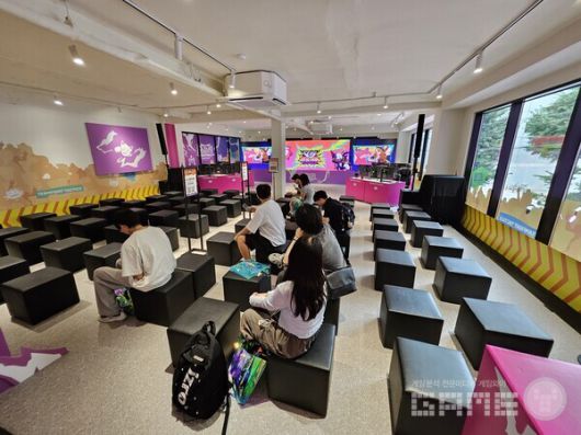 해당 공간에서는 역대 TFT 세트들의 BGM이 나오며, 대기 및 휴게 장소로도 사용할 수 있다 / 게임와이 촬영